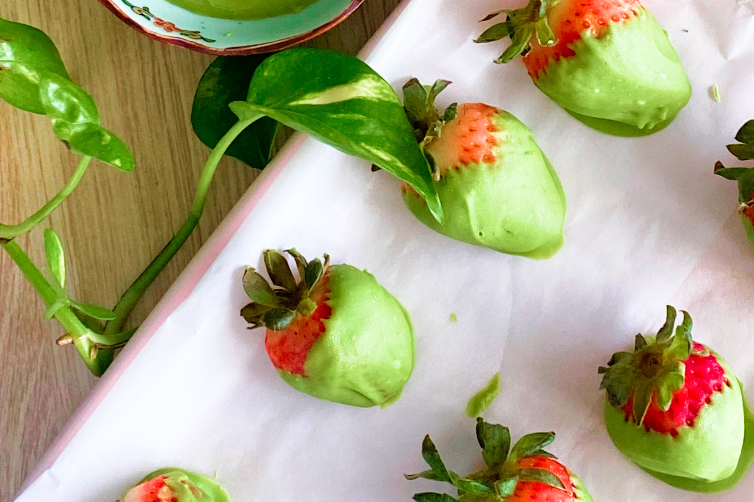 Fraises Enrobées de Chocolat Blanc au Matcha, un Délice Gourmand